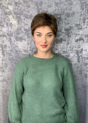 Короткий парик в цвете каштан