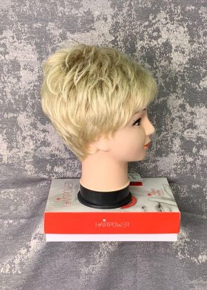 Короткий парик из искусственных волос (вид сбоку)