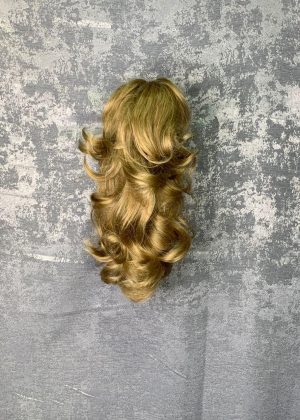 Шиньон с локонами